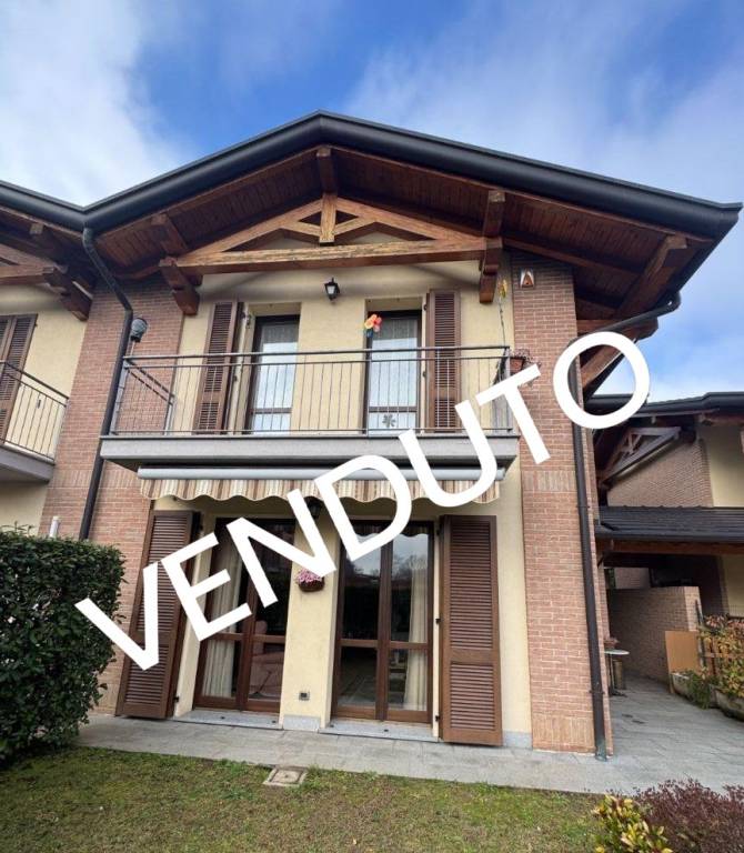 casa indipendente in vendita a Malnate in zona San Salvatore