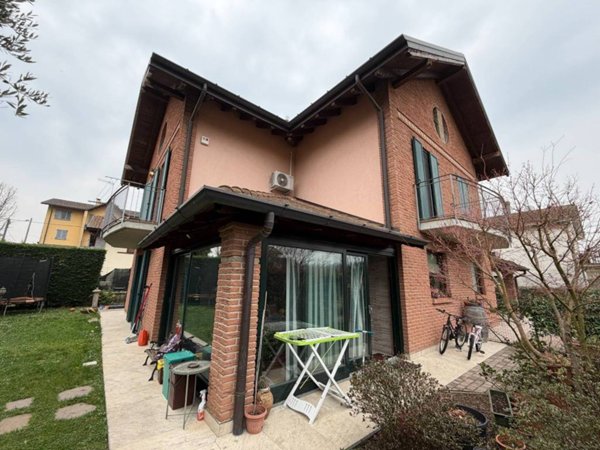 casa indipendente in vendita a Malnate