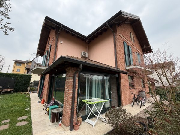 casa indipendente in vendita a Malnate