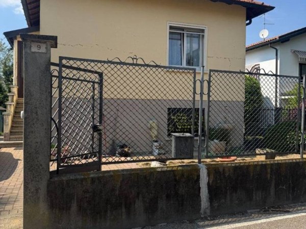 casa indipendente in vendita a Malnate in zona San Salvatore
