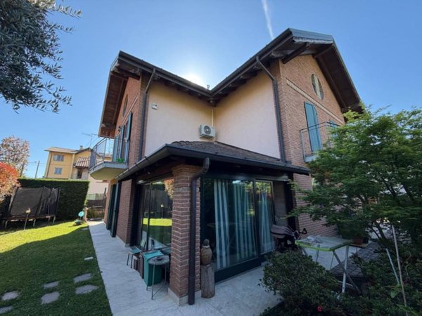 casa indipendente in vendita a Malnate