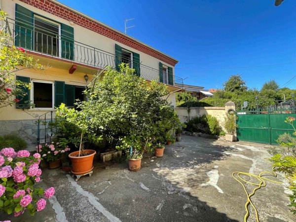 casa indipendente in vendita a Malnate in zona San Salvatore