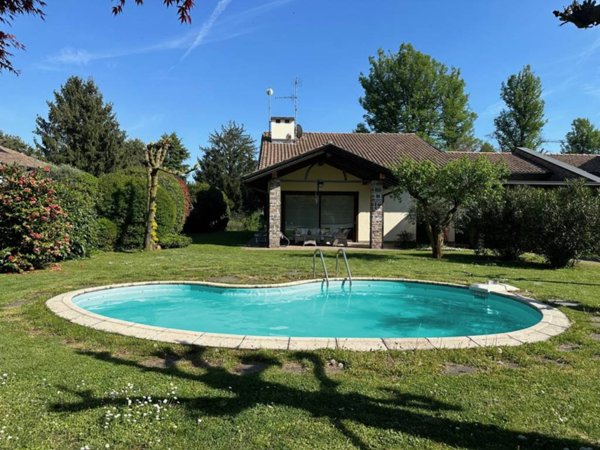 casa indipendente in vendita a Malnate in zona San Salvatore