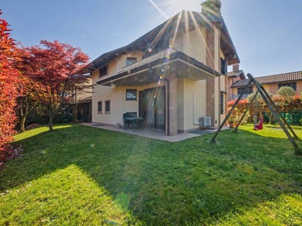casa indipendente in vendita a Malnate in zona San Salvatore