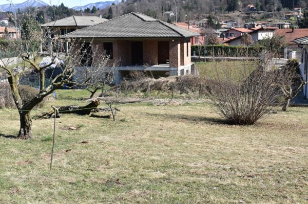terreno edificabile in vendita a Marchirolo