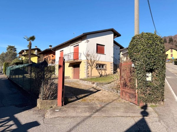 casa indipendente in vendita a Marchirolo