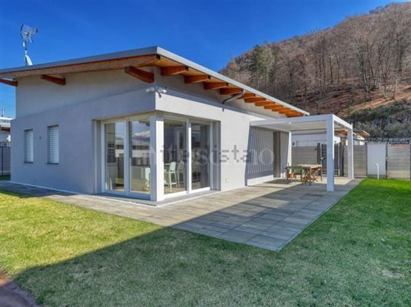 casa indipendente in vendita a Marchirolo