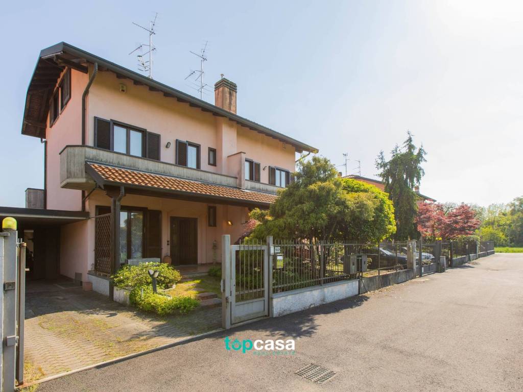 casa indipendente in vendita a Marnate