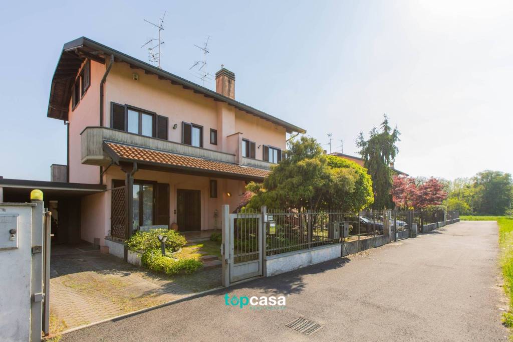 casa indipendente in vendita a Marnate