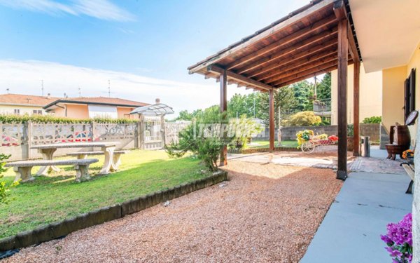 casa indipendente in vendita a Marnate