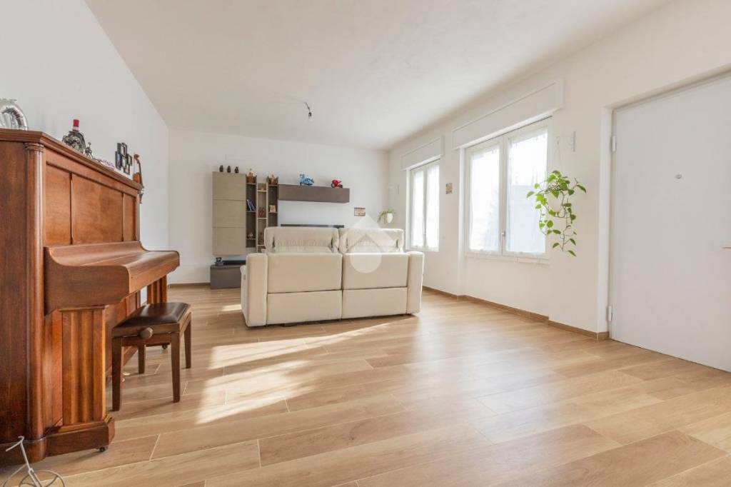 casa indipendente in vendita a Marnate