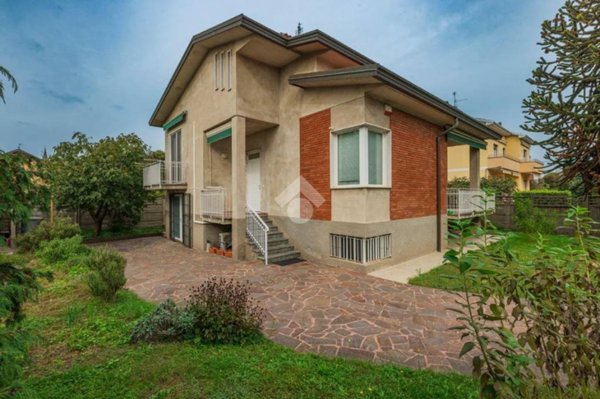 casa indipendente in vendita a Marnate