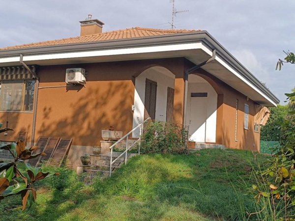 casa indipendente in vendita a Marnate