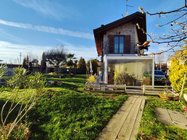 casa indipendente in vendita a Marnate