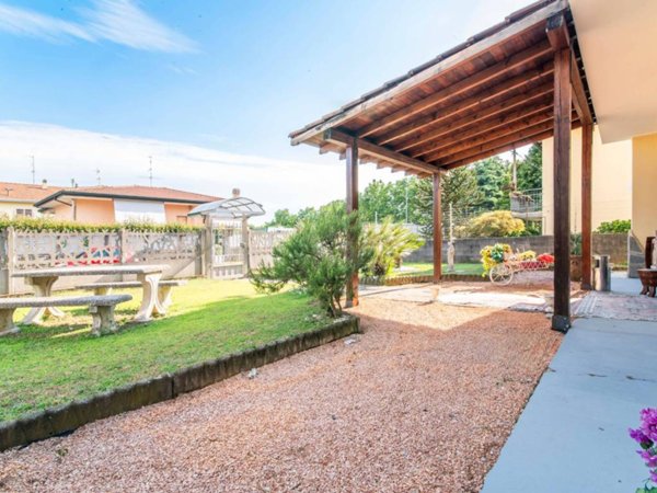 casa indipendente in vendita a Marnate in zona Nizzolina