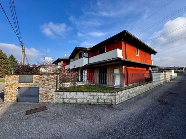 casa indipendente in vendita a Marnate