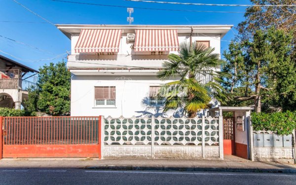 casa indipendente in vendita a Marnate