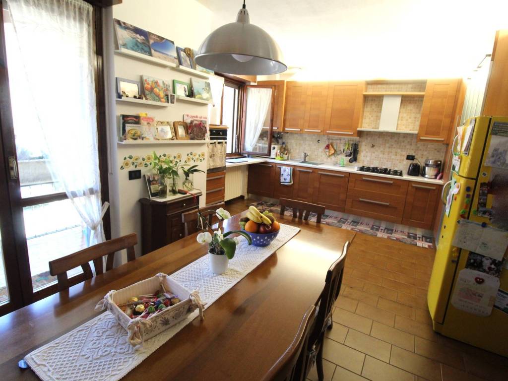 appartamento in vendita a Marnate in zona Nizzolina