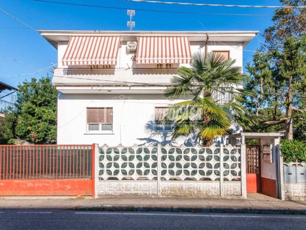 casa indipendente in vendita a Marnate