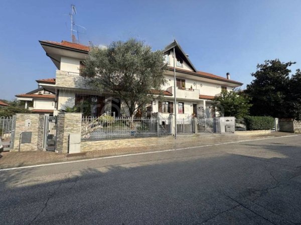 casa indipendente in vendita a Marnate