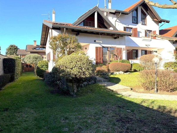 casa indipendente in vendita a Marnate