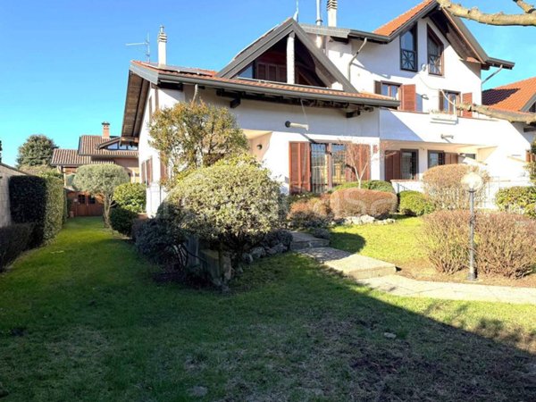 casa indipendente in vendita a Marnate