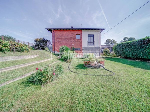 casa indipendente in vendita a Mercallo