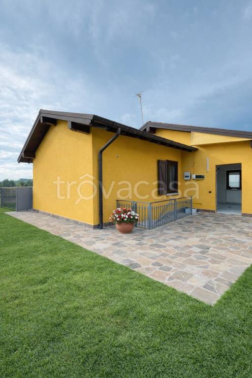 casa indipendente in vendita a Mercallo