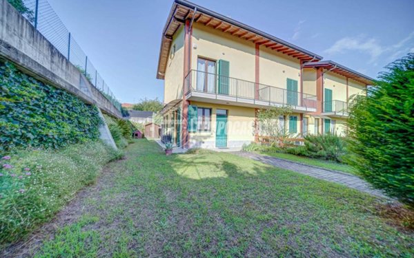 casa indipendente in vendita a Mercallo