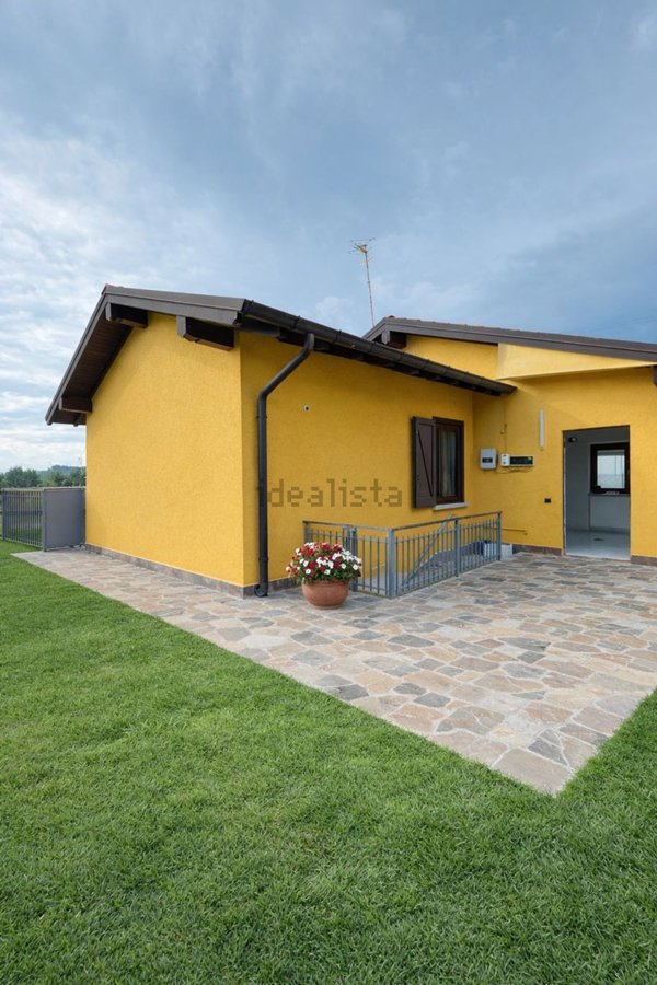 casa indipendente in vendita a Mercallo