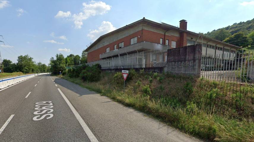 locale commerciale in vendita a Mercallo