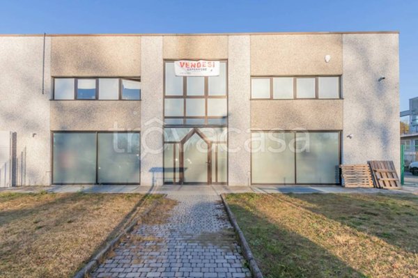 locale commerciale in vendita a Mercallo