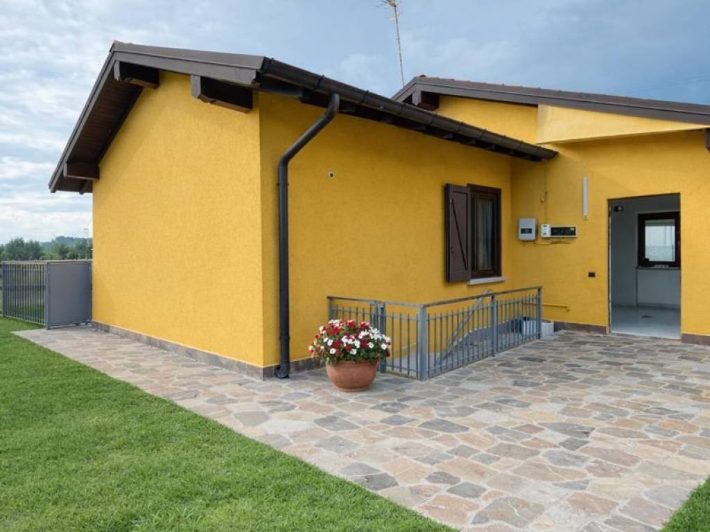 casa indipendente in vendita a Mercallo