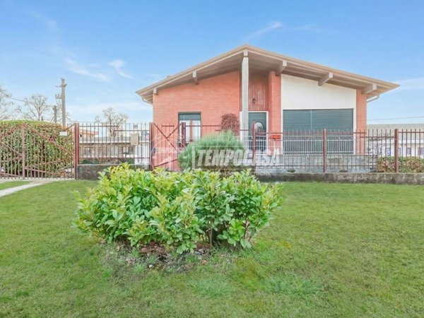 casa indipendente in vendita a Mercallo