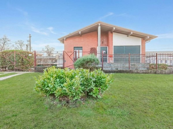 casa indipendente in vendita a Mercallo