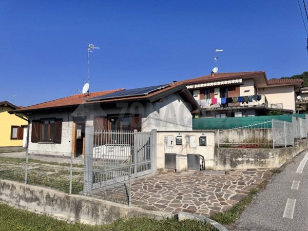 casa indipendente in vendita a Mercallo