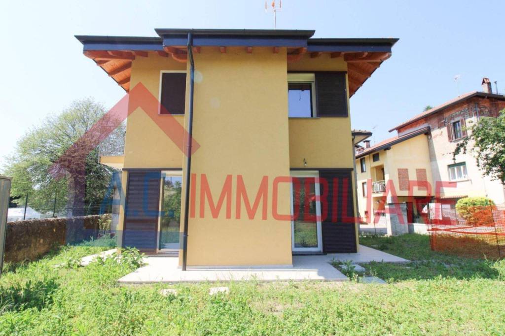 casa indipendente in vendita a Mercallo
