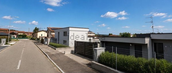 casa indipendente in vendita a Mercallo