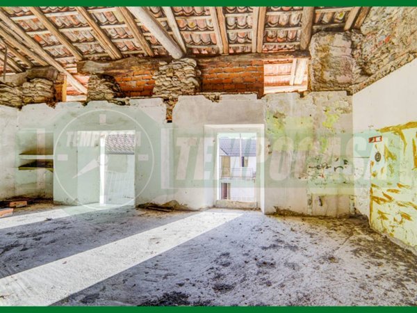 casa indipendente in vendita a Mesenzana