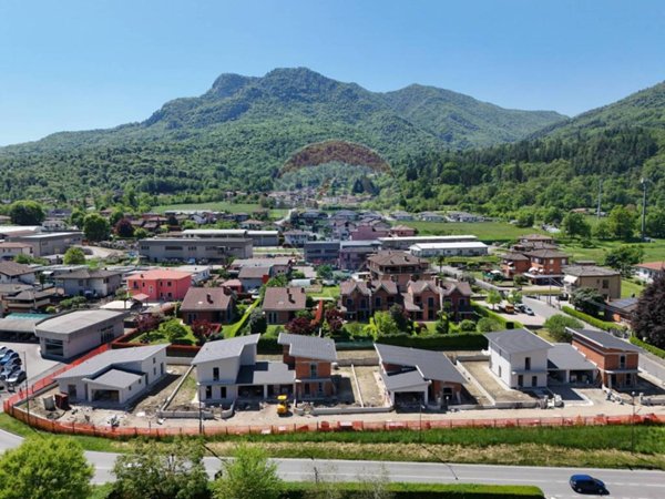 casa indipendente in vendita a Mesenzana