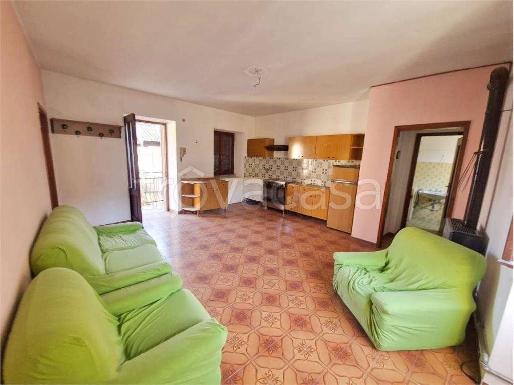 casa indipendente in vendita a Mesenzana