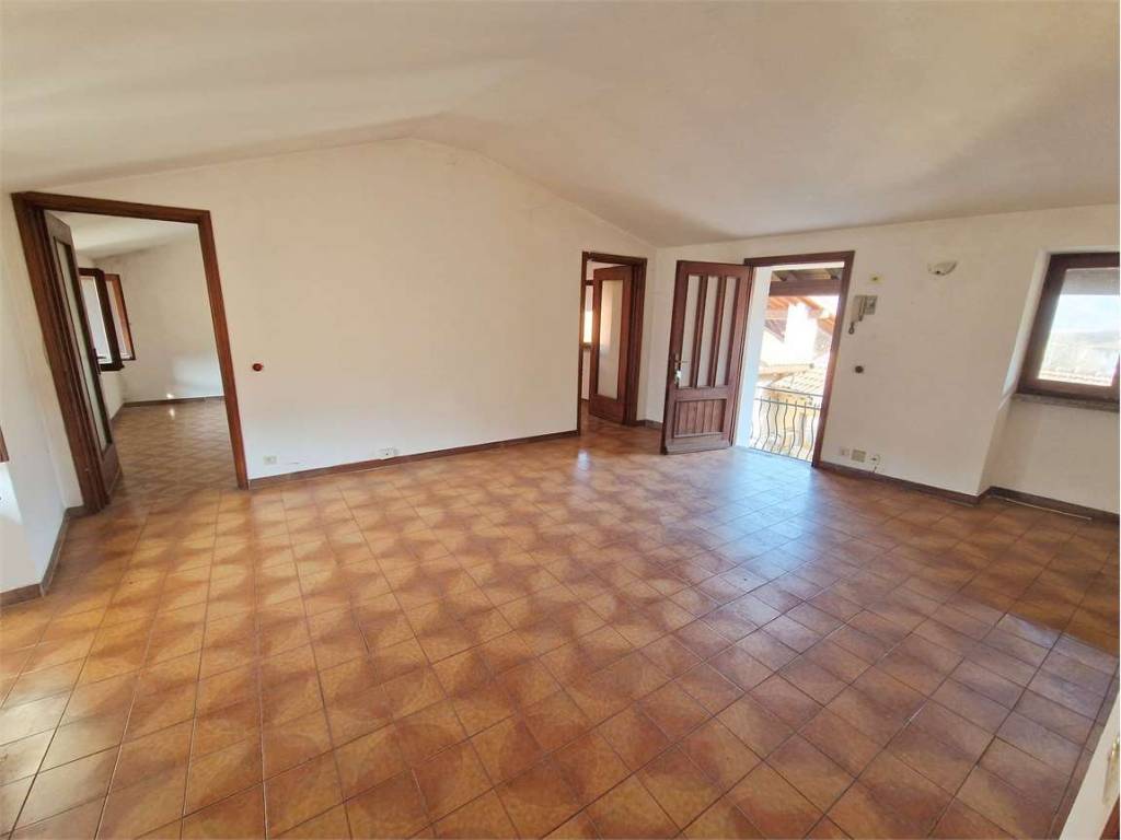 casa indipendente in vendita a Mesenzana