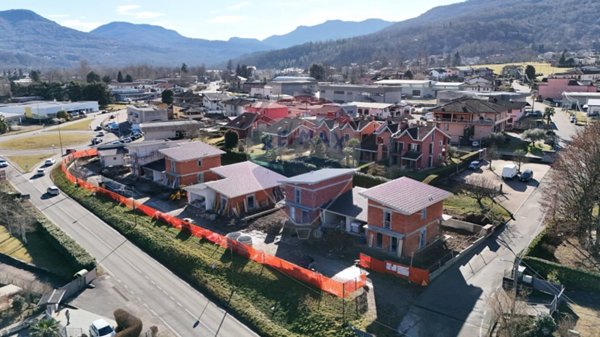 casa indipendente in vendita a Mesenzana