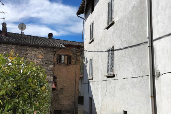 casa indipendente in vendita a Mesenzana