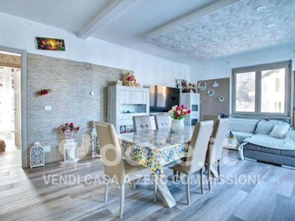 casa indipendente in vendita a Mesenzana in zona Pezza