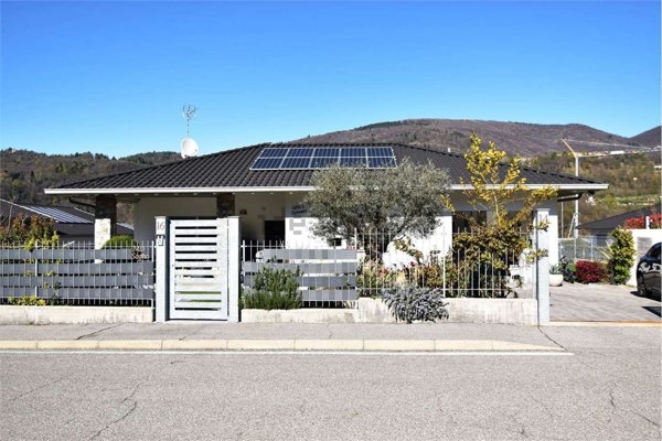 casa indipendente in vendita a Mesenzana
