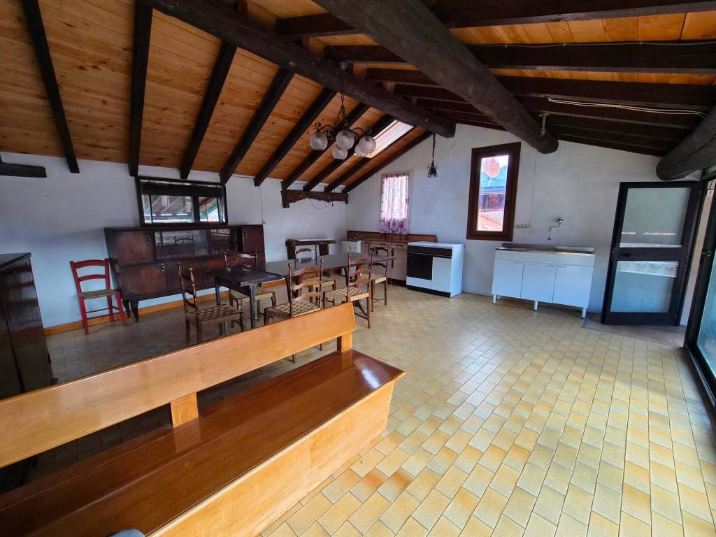 casa indipendente in vendita a Mesenzana in zona Pezza
