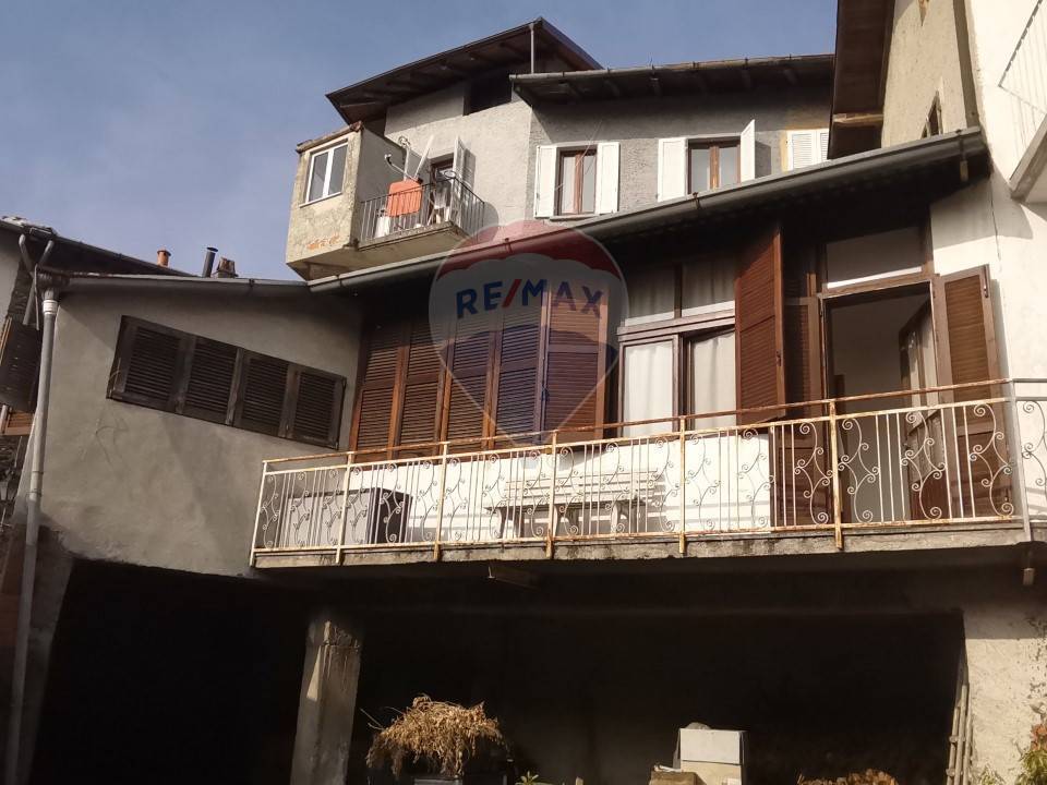 casa indipendente in vendita a Montegrino Valtravaglia