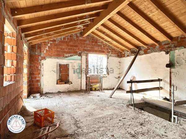 casa semindipendente in vendita a Montegrino Valtravaglia in zona Sciorbagno