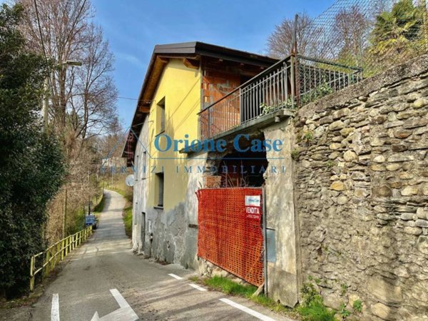 casa indipendente in vendita a Montegrino Valtravaglia in zona Sciorbagno